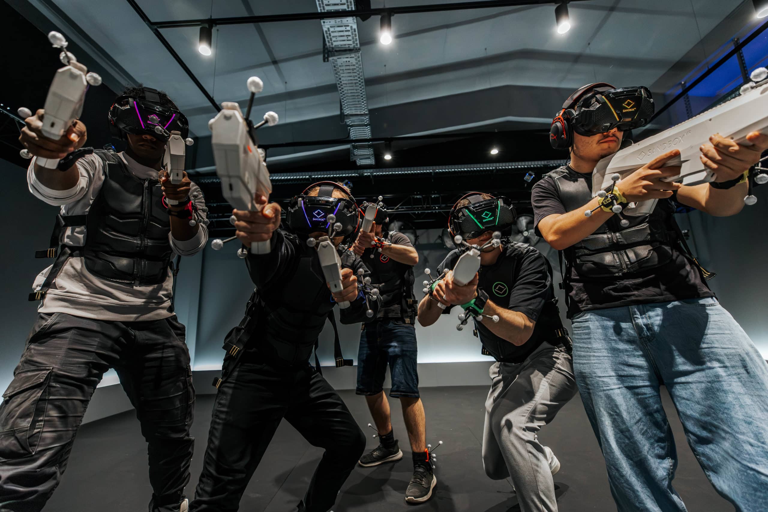 Gruppe in VR-Ausrüstung bei Sandbox VR